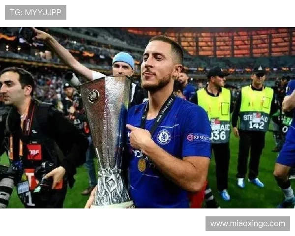 阿扎尔晒重返斯坦福桥照片感慨回家总是美好即将出战传奇赛