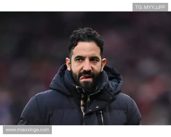 阿莫林老特拉福德深夜留守为球迷签名合影展现真诚与温情